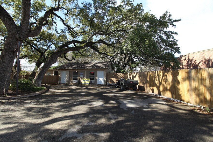 13170 Pond Springs Rd, Austin, TX à vendre - Photo principale – Image 1 sur 12
