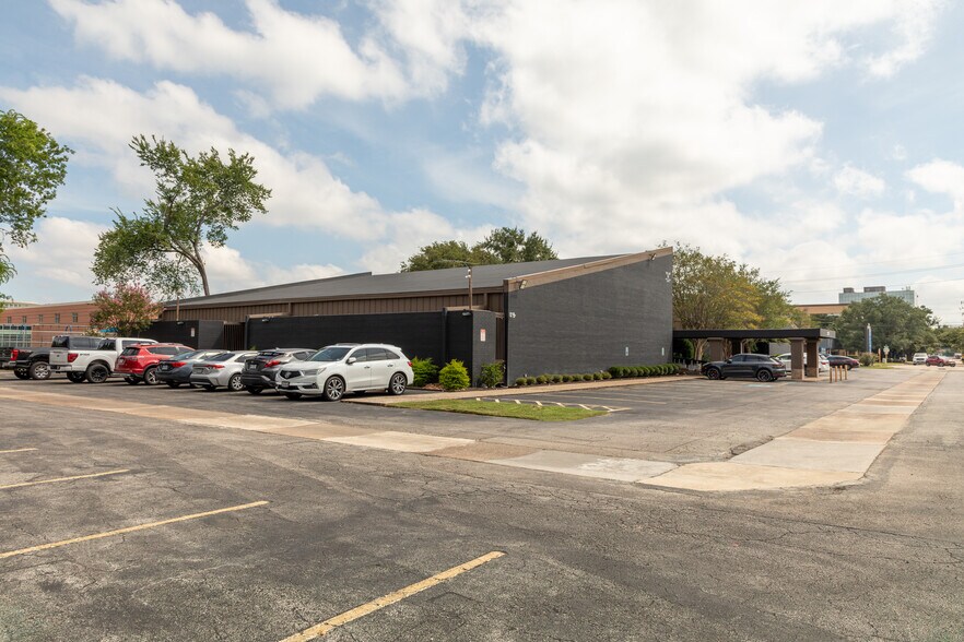 17215 Red Oak Dr, Houston, TX à vendre - Photo de l’immeuble – Image 3 sur 14
