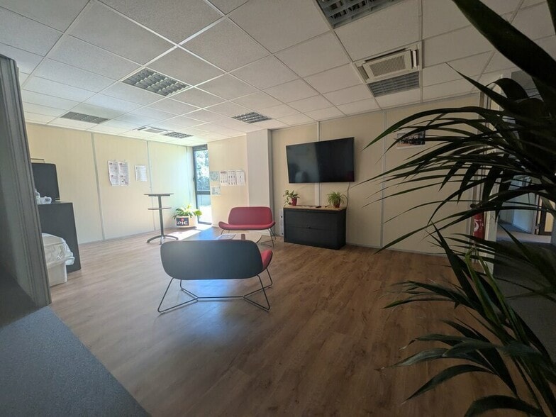 Local d’activités dans Cléon à louer - Photo intérieure – Image 2 sur 4