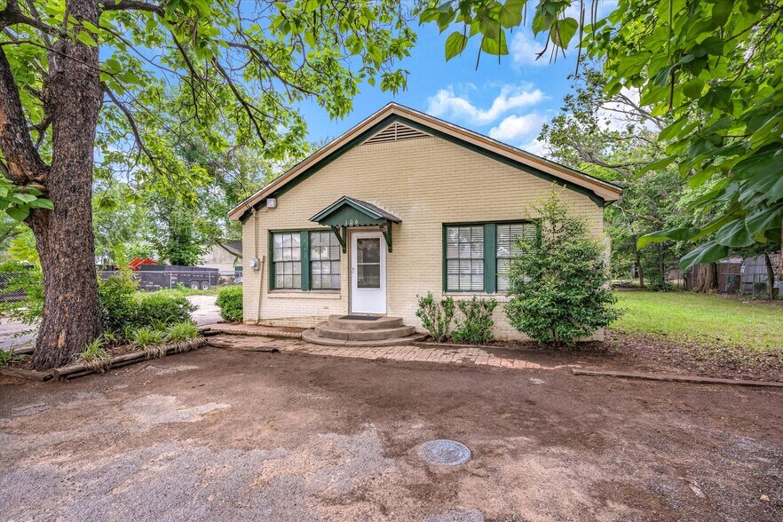 106 College Street, Lindale, TX à vendre - Photo de l’immeuble – Image 1 sur 25