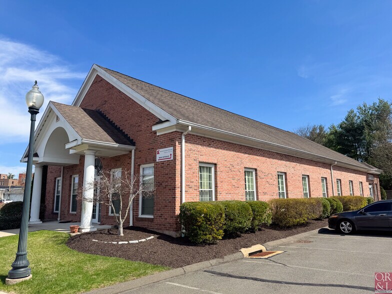 56 W Main St, Plainville, CT à louer - Photo de l’immeuble – Image 1 sur 6