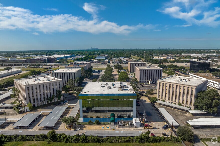 505 N Sam Houston Pky E, Houston, TX à louer - Photo de l’immeuble – Image 1 sur 20