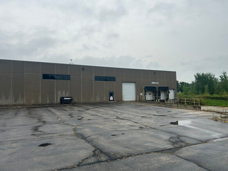 715 Progress Way, Sun Prairie, WI à louer - Photo de l’immeuble – Image 2 sur 15
