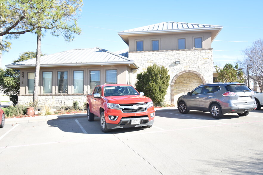2401 W Oak St, Denton, TX à louer - Photo de l’immeuble – Image 3 sur 18