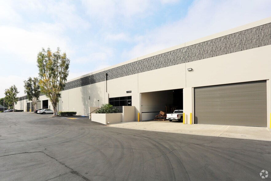 15551-15561 Del Amo Ave, Tustin, CA à louer - Photo de l’immeuble – Image 2 sur 6
