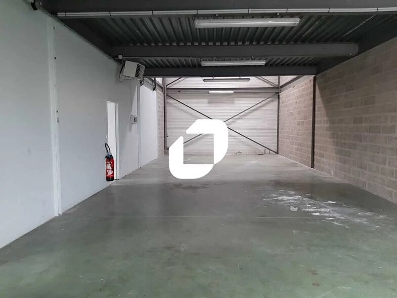 Local d'activités dans Les Essarts-le-Roi à vendre - Photo de l’immeuble – Image 2 sur 11