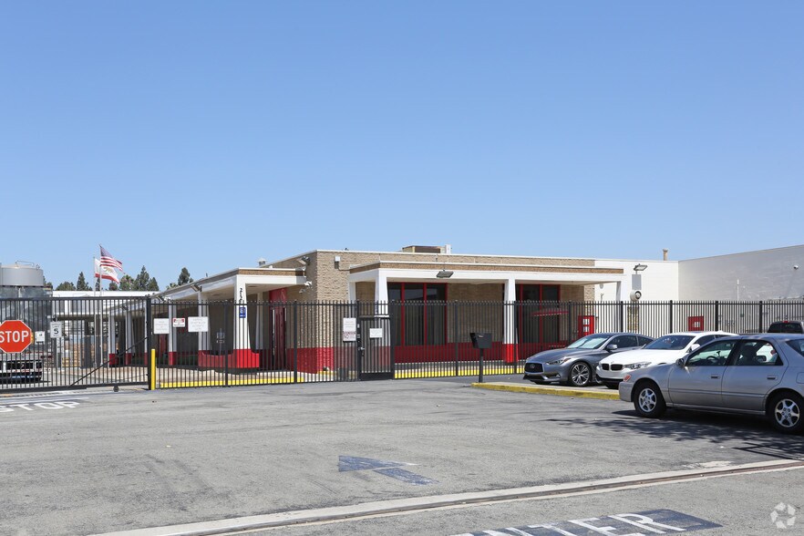 2121 E Winston Rd, Anaheim, CA à louer - Photo de l’immeuble – Image 1 sur 7