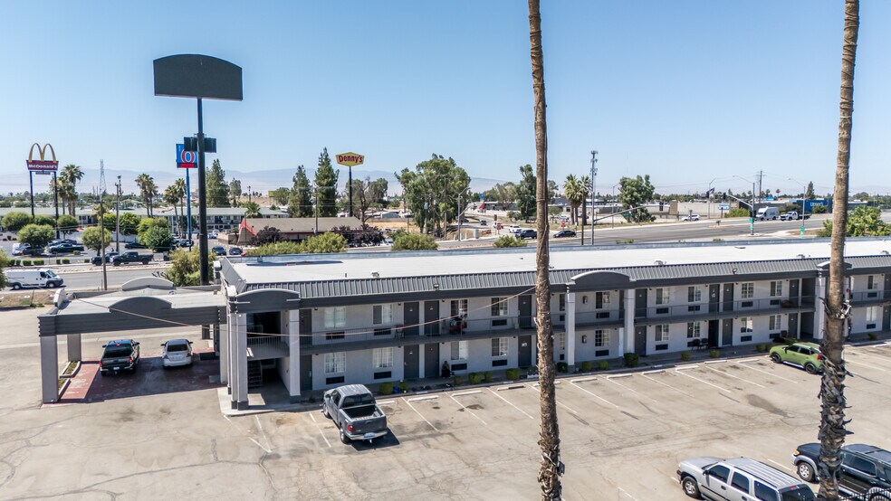 2700 White Ln, Bakersfield, CA à vendre - Photo de l’immeuble – Image 3 sur 36