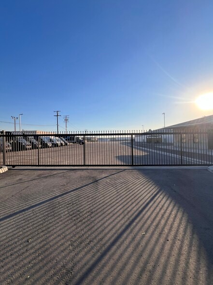 12122 Woodruff Ave, Downey, CA à louer - Photo de l’immeuble – Image 2 sur 11