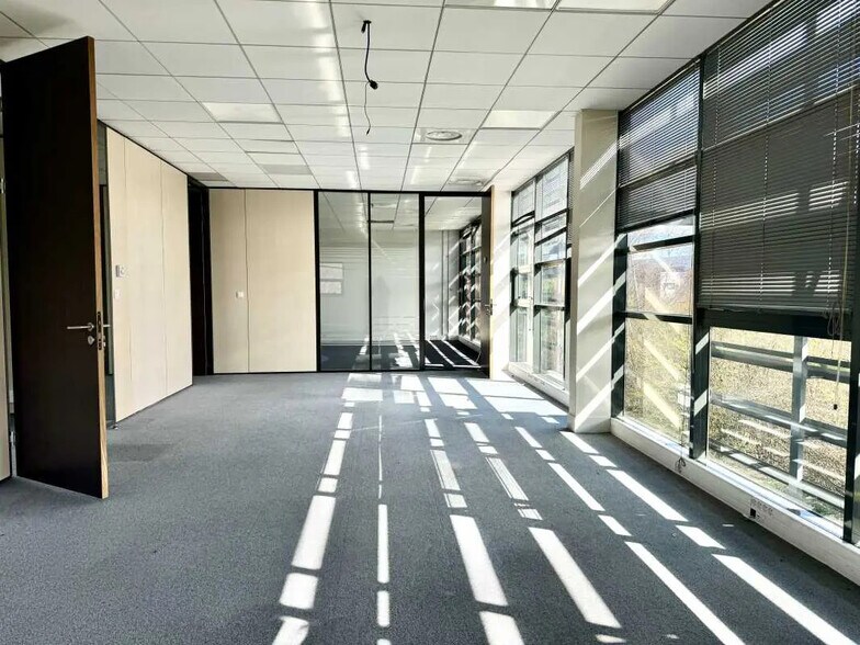 117 Allée Des Parcs, Saint-Priest à louer - Photo de l’immeuble – Image 3 sur 15