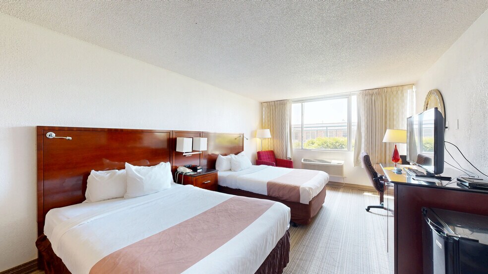 Court Order Sale | Dual-Branded Hotel portefeuille de 2 biens à vendre sur LoopNet.fr - Numérisation 3D Matterport – Image 2 sur 26