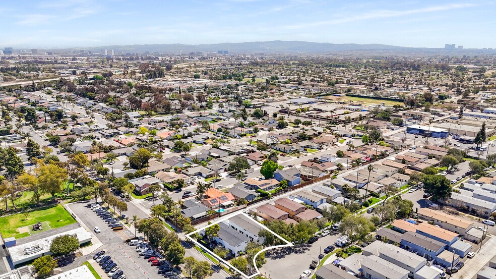 3040 Filmore Way, Costa Mesa, CA à vendre - Photo de l’immeuble – Image 1 sur 10