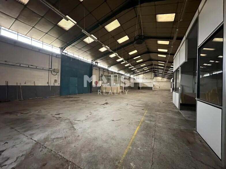 Local d'activités dans Décines-Charpieu à vendre - Photo de l’immeuble – Image 3 sur 11