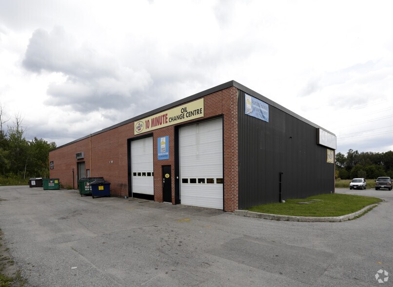 324 Memorial Ave, Orillia, ON à louer - Photo de l’immeuble – Image 2 sur 2