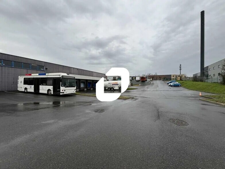 Local d’activités dans Égly à louer - Photo de l’immeuble – Image 1 sur 17