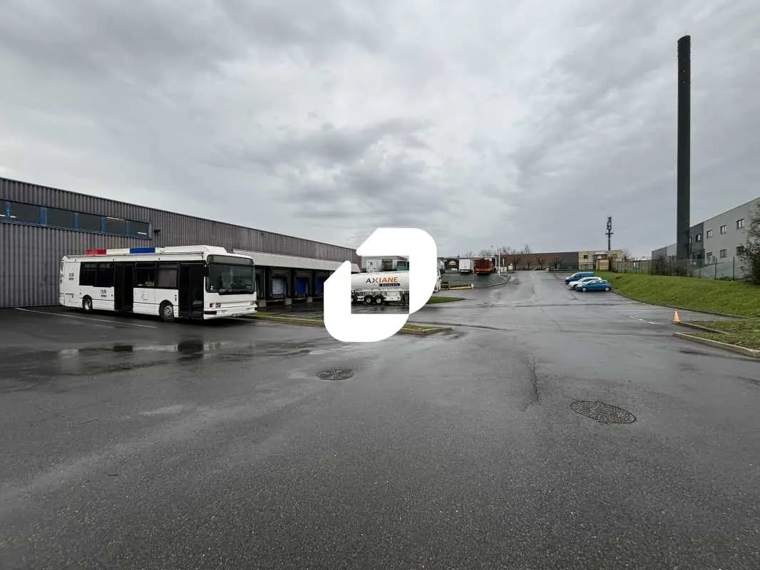 Local d’activités dans Égly à louer Photo de l’immeuble– Image 1 sur 18