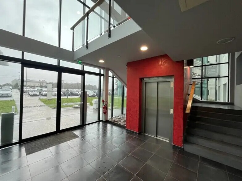 Bureau dans Artigues-près-Bordeaux à vendre - Hall d’entrée – Image 3 sur 7