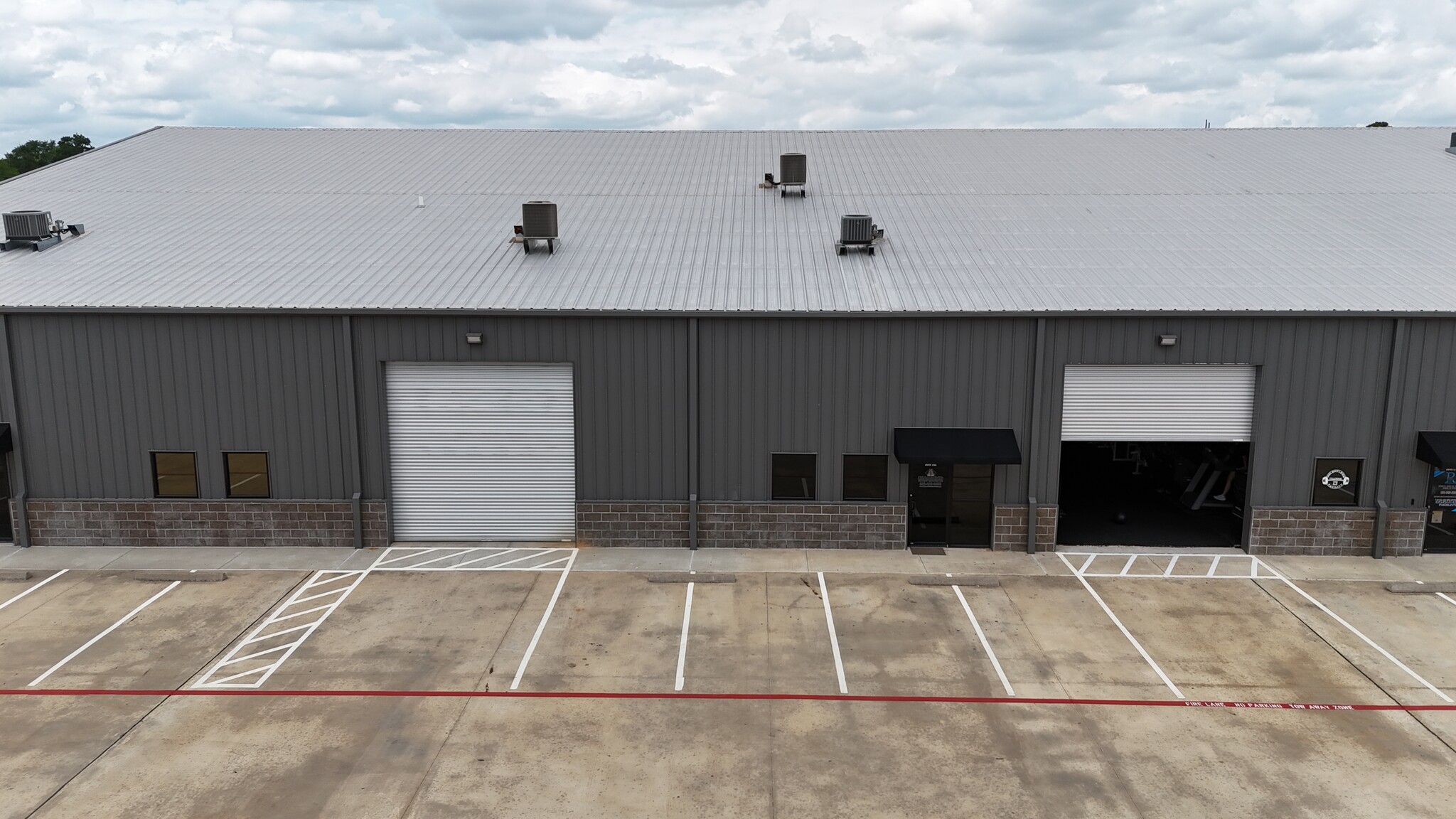 27359 W Hardy Rd, Spring, TX à louer Photo de l’immeuble– Image 1 sur 8