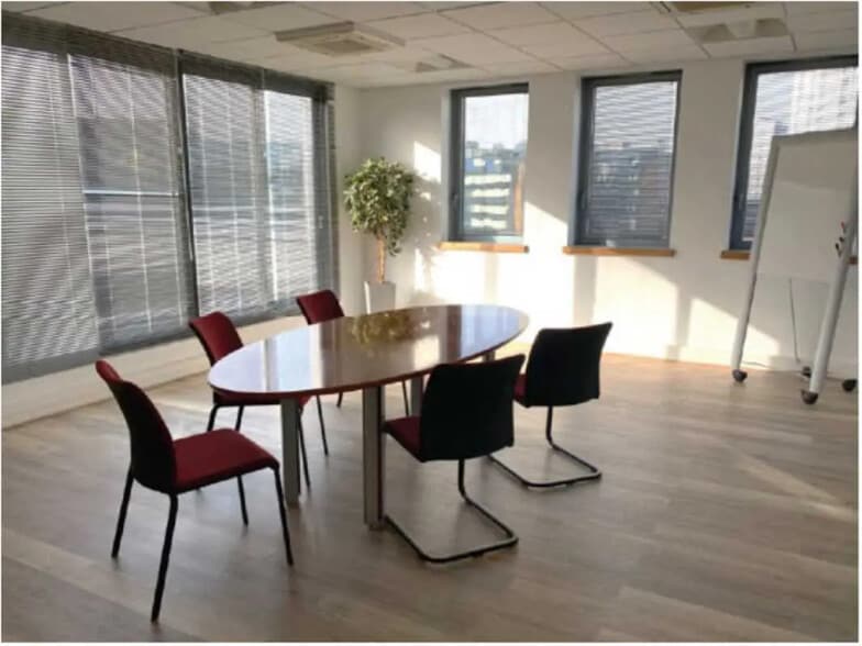 Local d’activités dans Nanterre à louer - Photo de l’immeuble – Image 3 sur 5