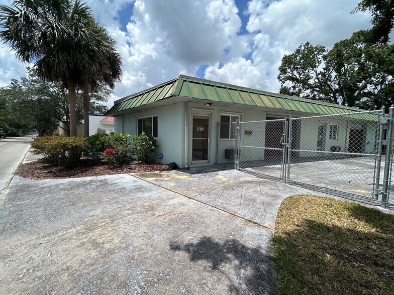 1868 Wilbur Ave, Vero Beach, FL à louer - Photo de l’immeuble – Image 2 sur 28