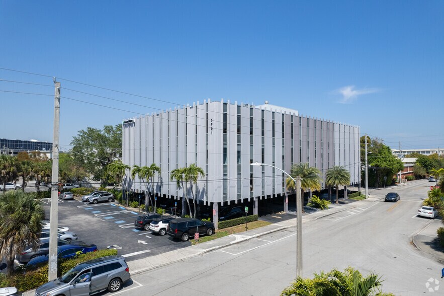 5901 Sw 74th St, Miami, FL à louer - Photo de l’immeuble – Image 3 sur 11