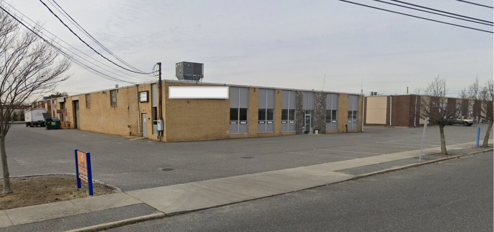36 Grand Blvd, Brentwood, NY à louer - Photo de l’immeuble – Image 1 sur 6
