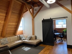 25 Newton Pl, Hauppauge, NY à louer Photo intérieure– Image 2 sur 6