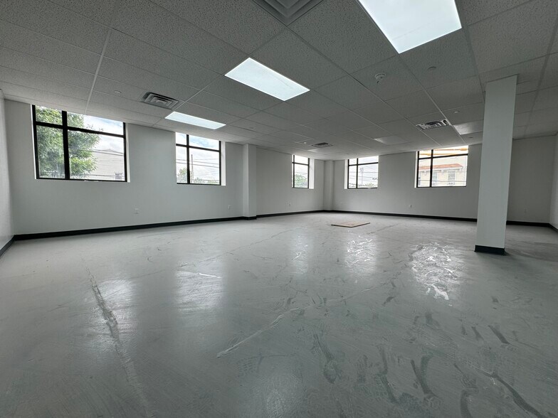 60-11 60th St, Flushing, NY à louer - Photo intérieure – Image 3 sur 15
