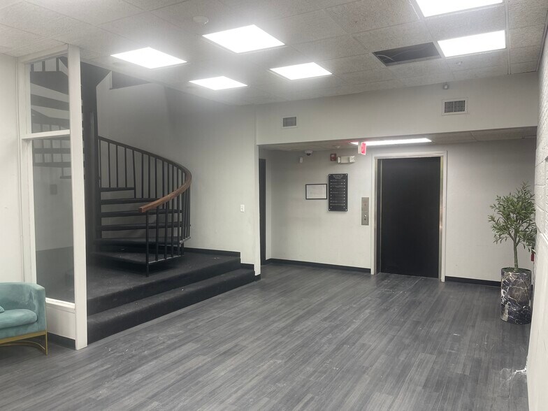 7960 Baymeadows Way, Jacksonville, FL à louer - Hall d’entrée – Image 2 sur 16