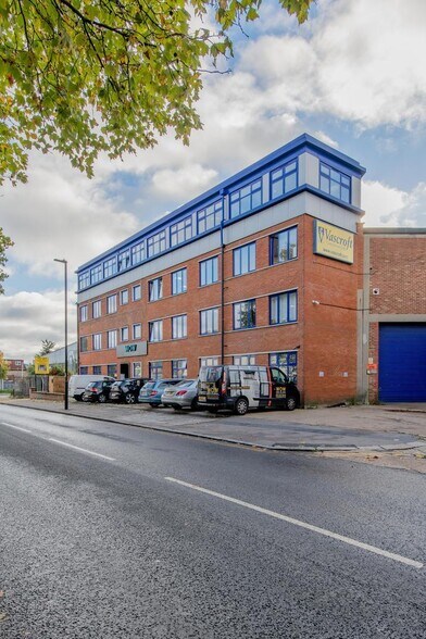 851-861 Coronation Rd, Londres à louer - Photo de l’immeuble – Image 3 sur 17