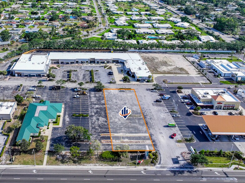 7405 Manatee Ave W, Bradenton, FL à louer - Photo de l’immeuble – Image 2 sur 8