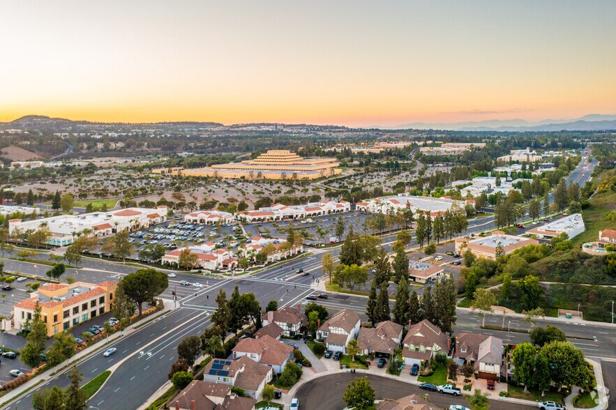 27932 La Paz Rd, Laguna Niguel, CA à louer - Photo de l’immeuble – Image 3 sur 3