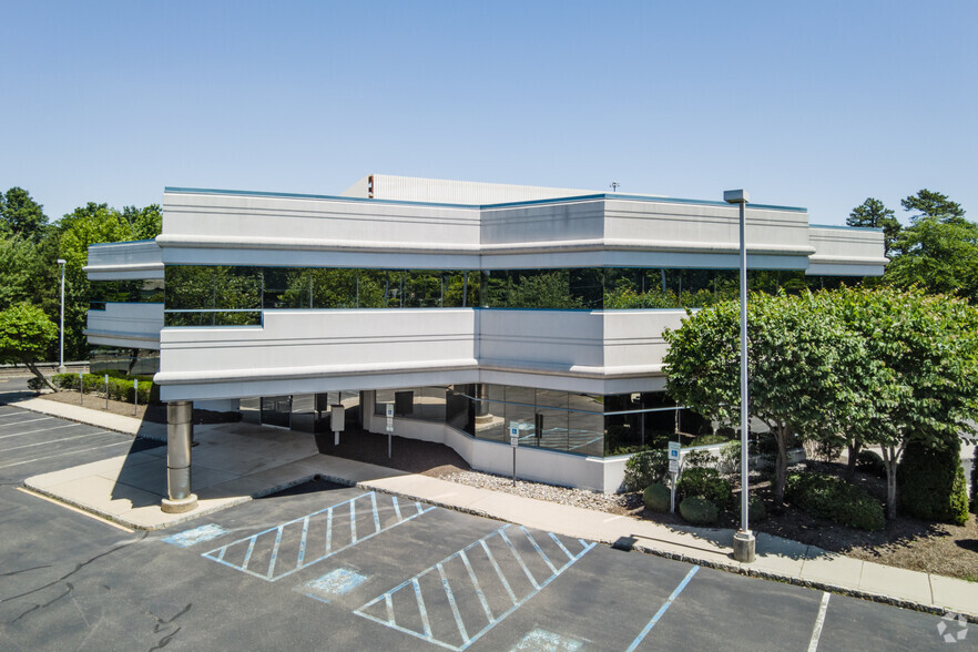 745 Hope Rd, Eatontown, NJ à louer - Photo de l’immeuble – Image 1 sur 14