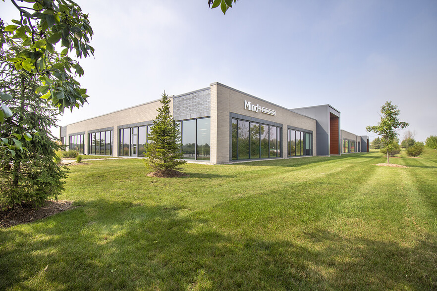 12200 N Corporate Pky, Mequon, WI à louer - Photo de l’immeuble – Image 1 sur 20