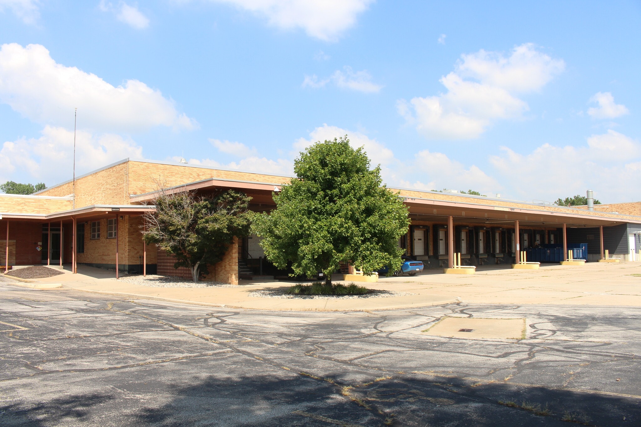 8333 Hickman Mills Dr, Kansas City, MO à vendre Photo principale– Image 1 sur 18