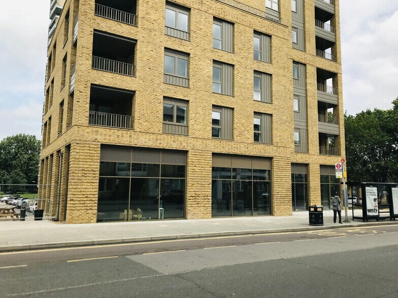 416 Wandsworth Rd, Londres à louer - Photo de l’immeuble – Image 1 sur 4