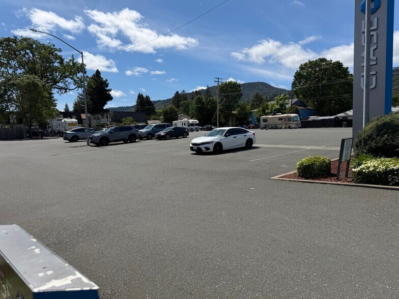 710 S State St, Ukiah, CA à louer - Photo de l’immeuble – Image 2 sur 5
