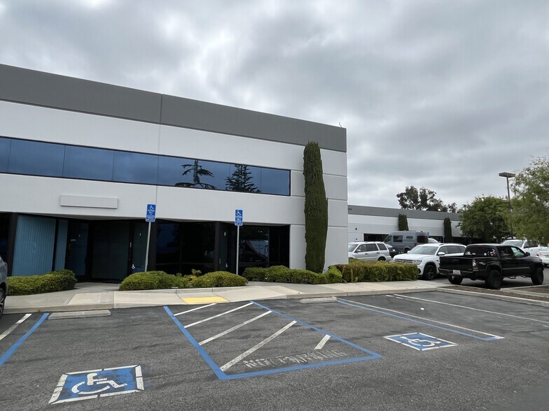 1384 Poinsettia Ave, Vista, CA à louer - Photo de l’immeuble – Image 3 sur 8