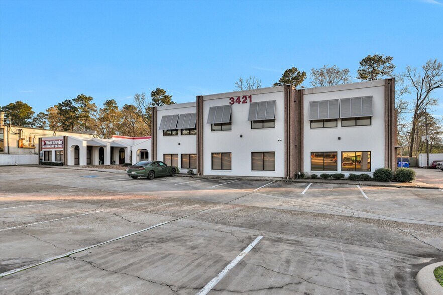 3421 W Davis St, Conroe, TX à louer - Photo de l’immeuble – Image 1 sur 30