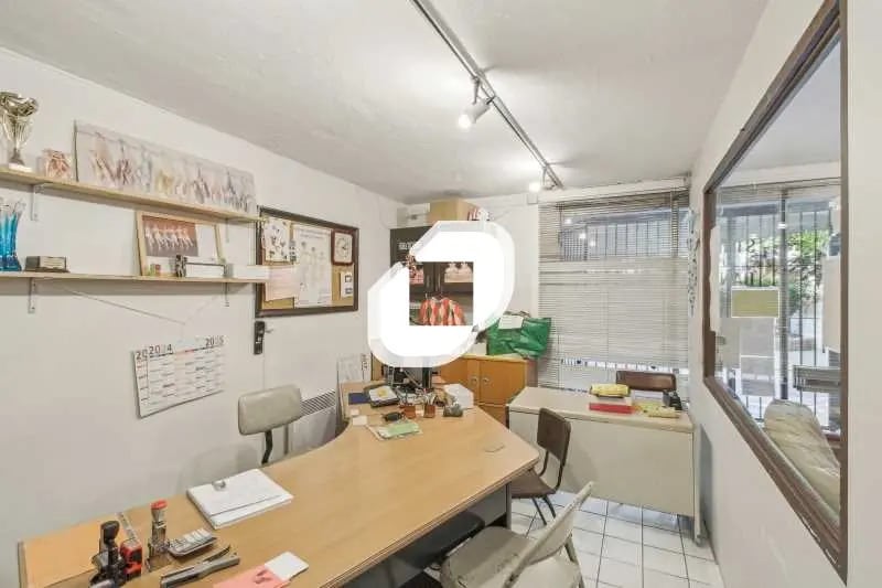 Local d'activités dans Paris à vendre - Photo de l’immeuble – Image 2 sur 9