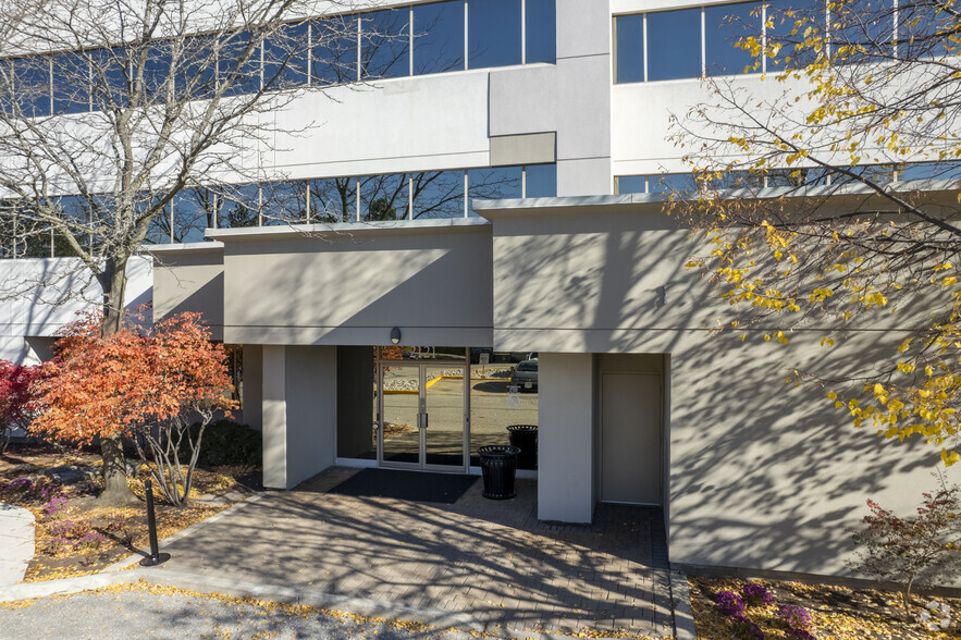 2121 Argentia Rd, Mississauga, ON à louer - Photo de l’immeuble – Image 3 sur 5