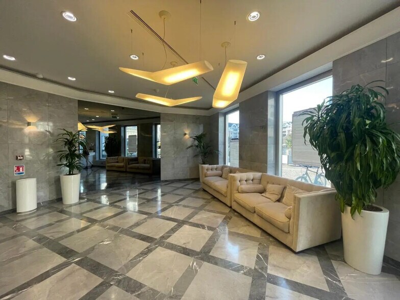 Bureau dans Charenton-le-Pont à louer - Hall d’entrée – Image 3 sur 9