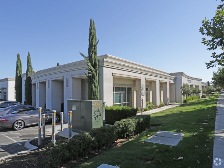 7025 N Maple Ave, Fresno, CA à louer - Photo de l’immeuble – Image 2 sur 4