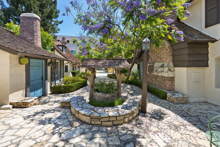 10669-10685 Santa Monica Blvd, Los Angeles, CA à louer - Photo de l’immeuble – Image 3 sur 6