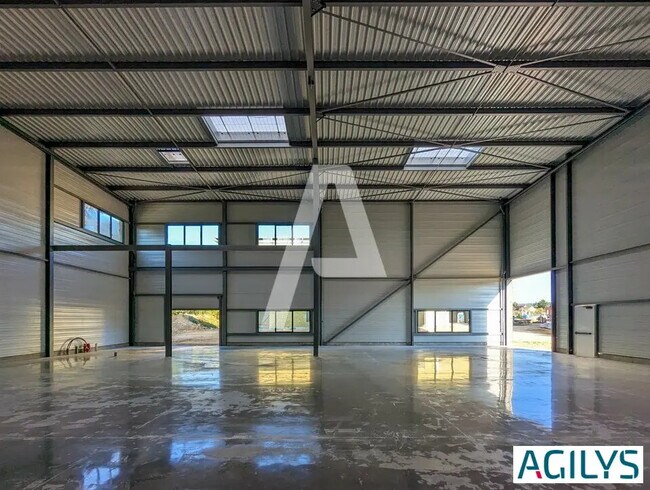 Plus de détails pour Local d’activités à vendre