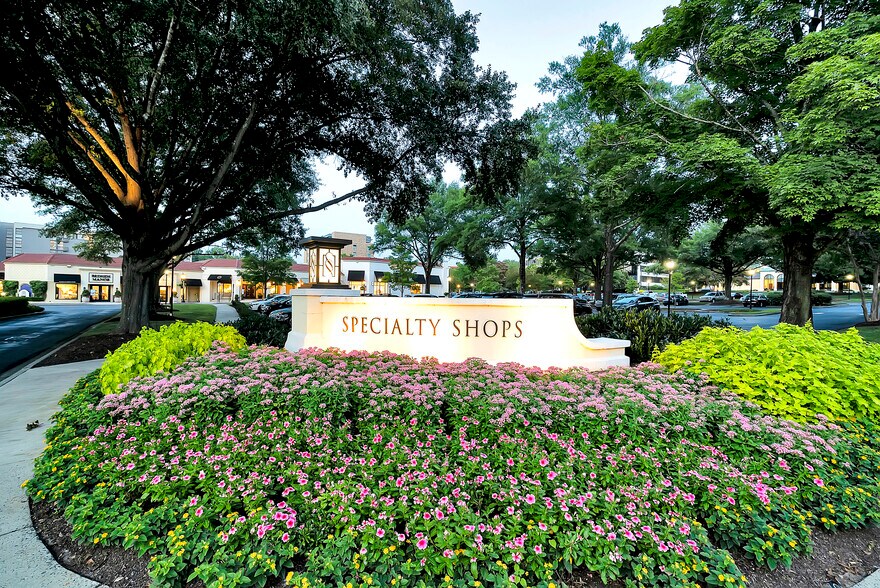 6401 Carnegie Blvd, Charlotte, NC à louer - Photo de l’immeuble – Image 1 sur 6