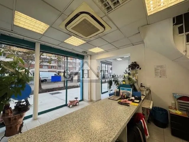 Local commercial dans Vincennes à louer Photo de l’immeuble– Image 1 sur 3