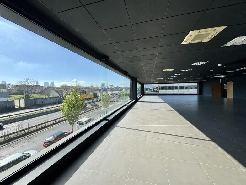Local d’activités dans Nanterre à louer - Photo de l’immeuble – Image 1 sur 13