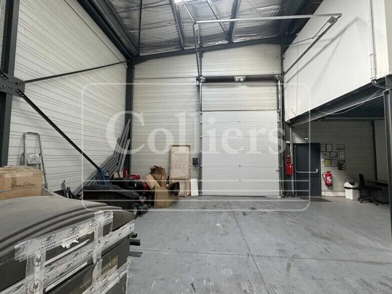 Local d’activités dans La Penne-sur-Huveaune à louer - Photo de l’immeuble – Image 1 sur 10