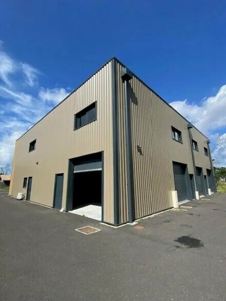 Local d'activités dans Audenge à vendre - Photo de l’immeuble – Image 2 sur 7